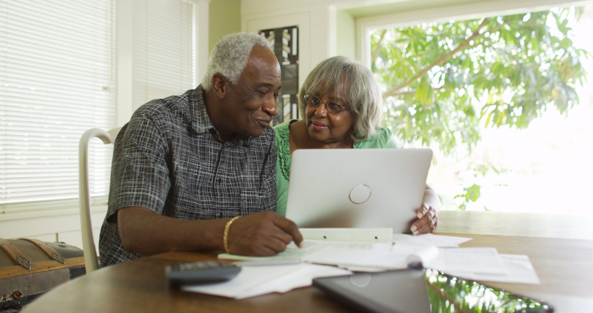 Senior black couple on the laptop computer